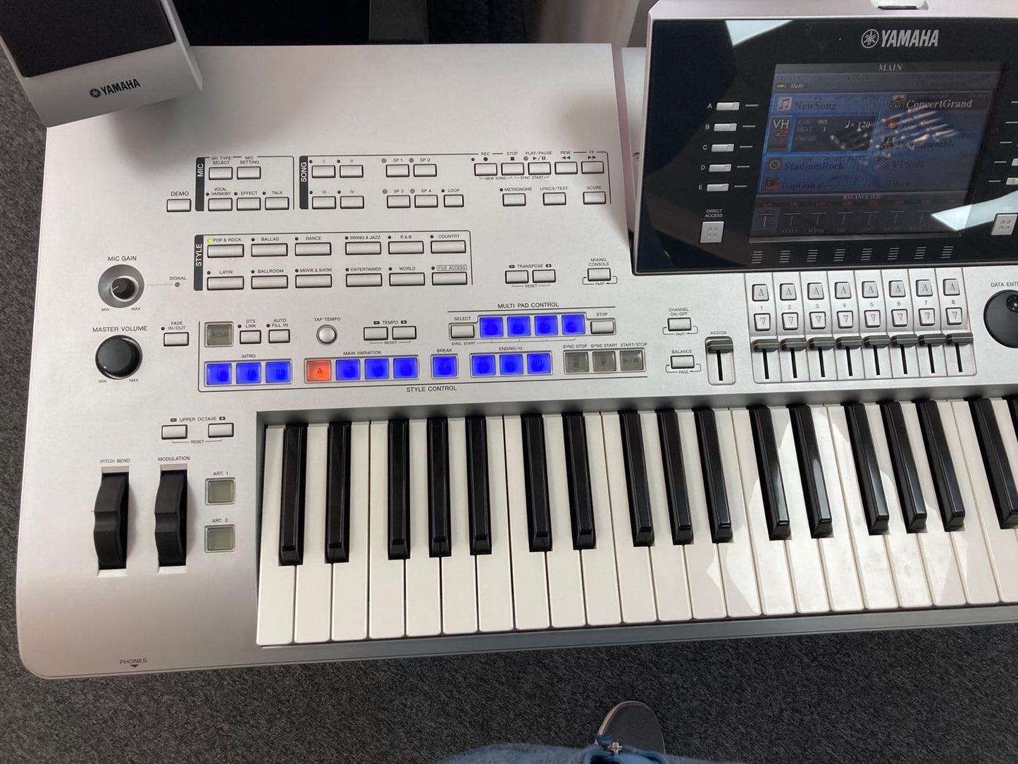 Yamaha Tyros 4 Digital Workstation Keyboard - 61 Note w/Speakers