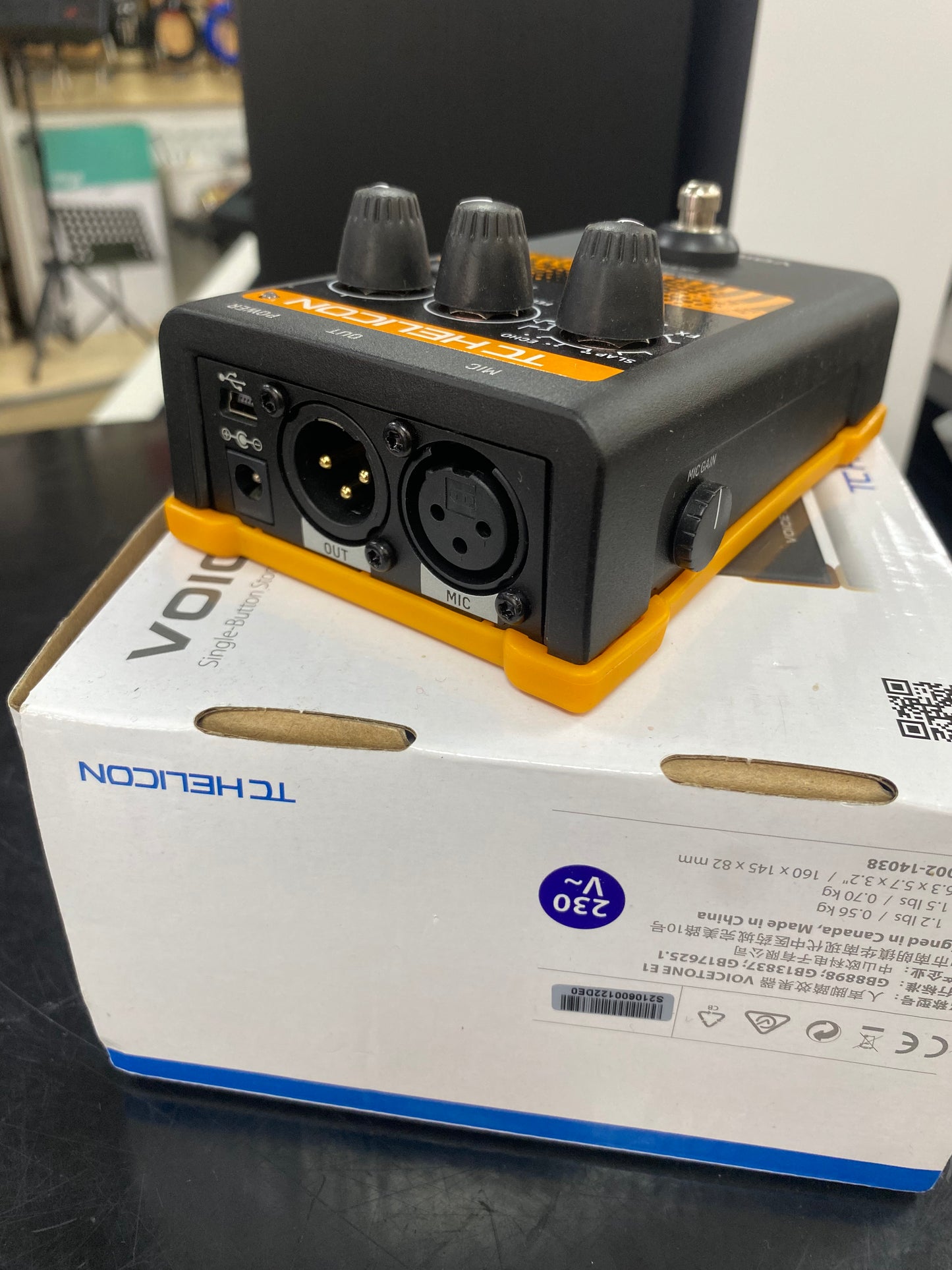 TC Helicon Voicetone E1 Vocal Effects Pedal & MCA100 Mic Control Adaptor