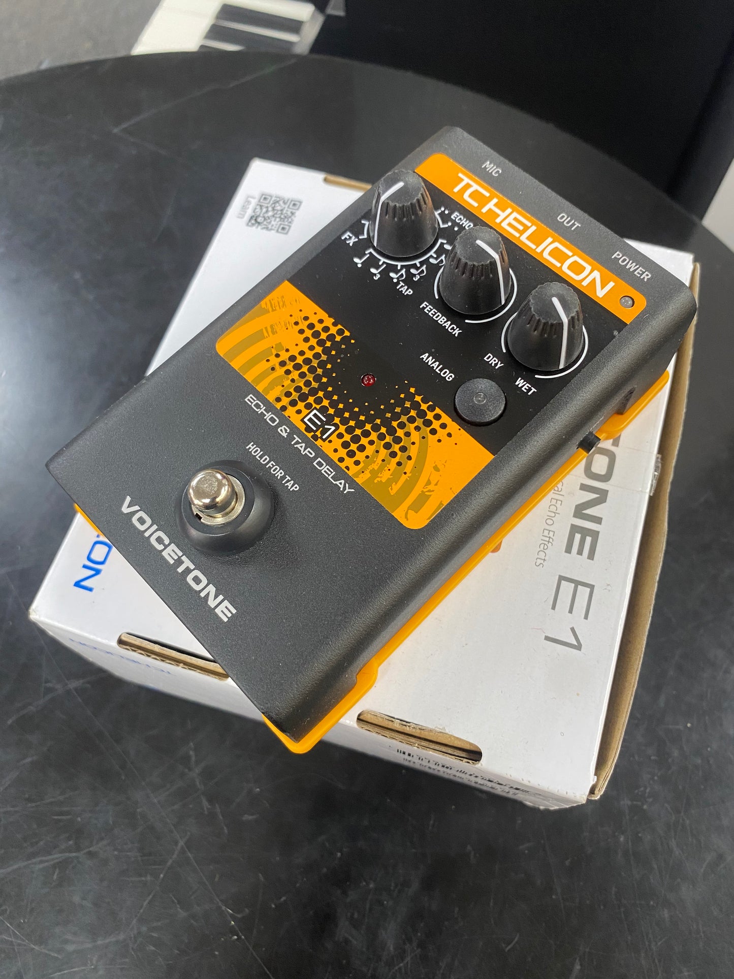 TC Helicon Voicetone E1 Vocal Effects Pedal & MCA100 Mic Control Adaptor
