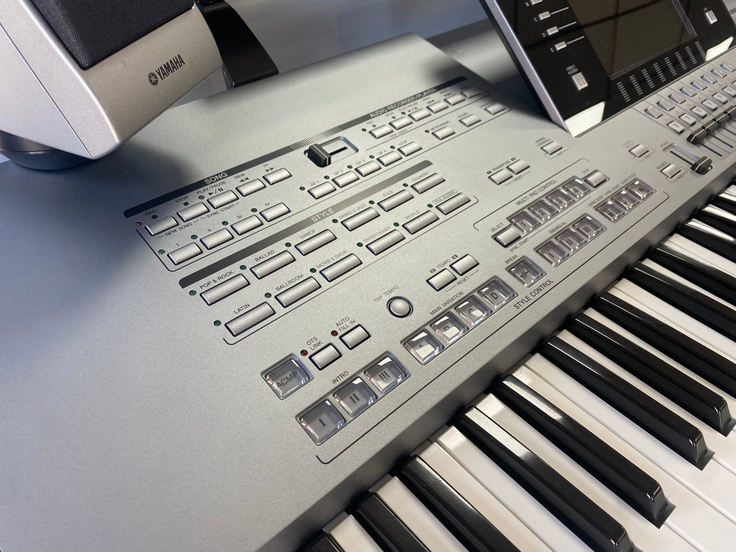 USED Tyros 5 61 Note Workststion Keyboard with Speakers