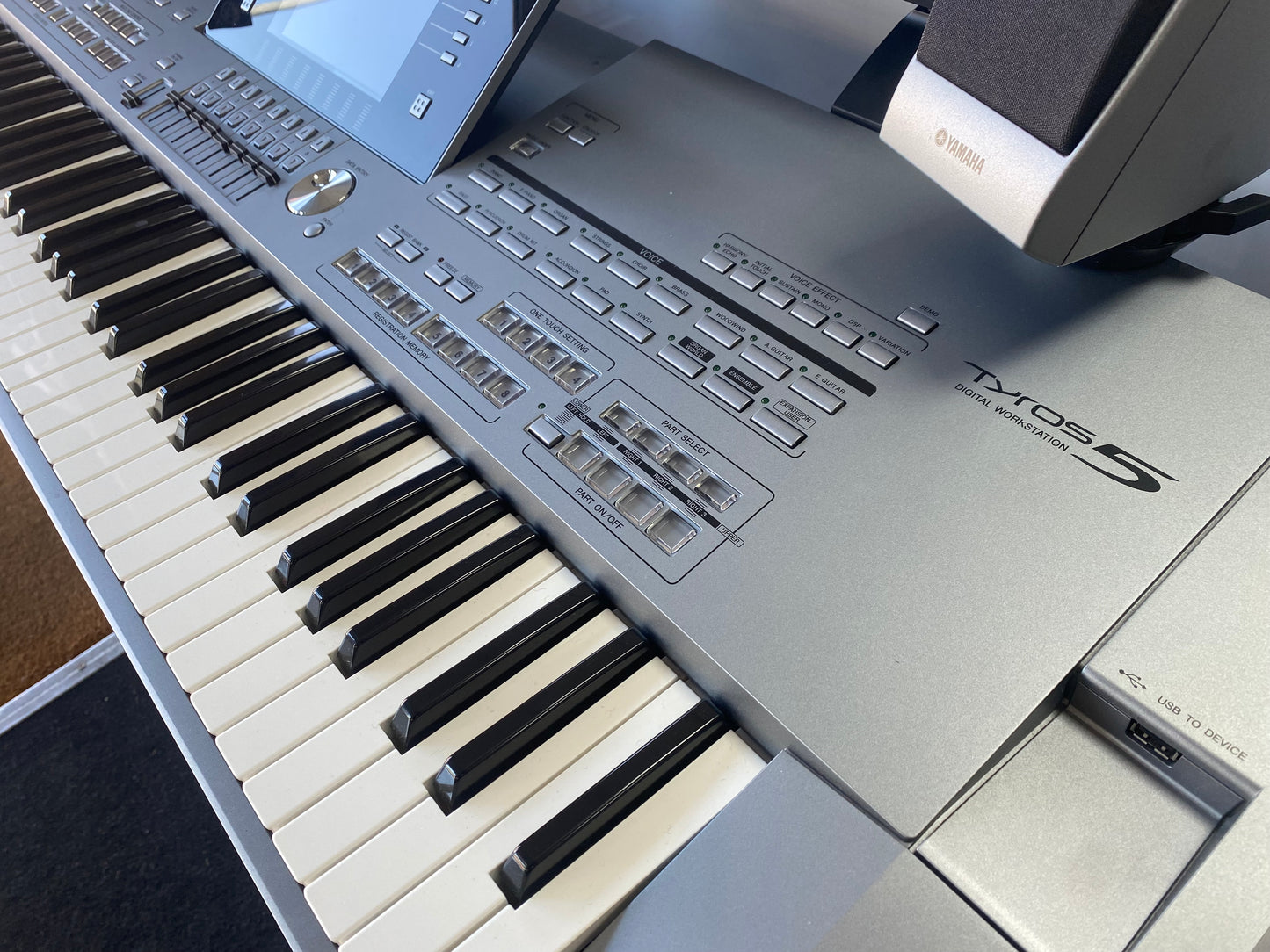USED Tyros 5 61 Note Workststion Keyboard with Speakers