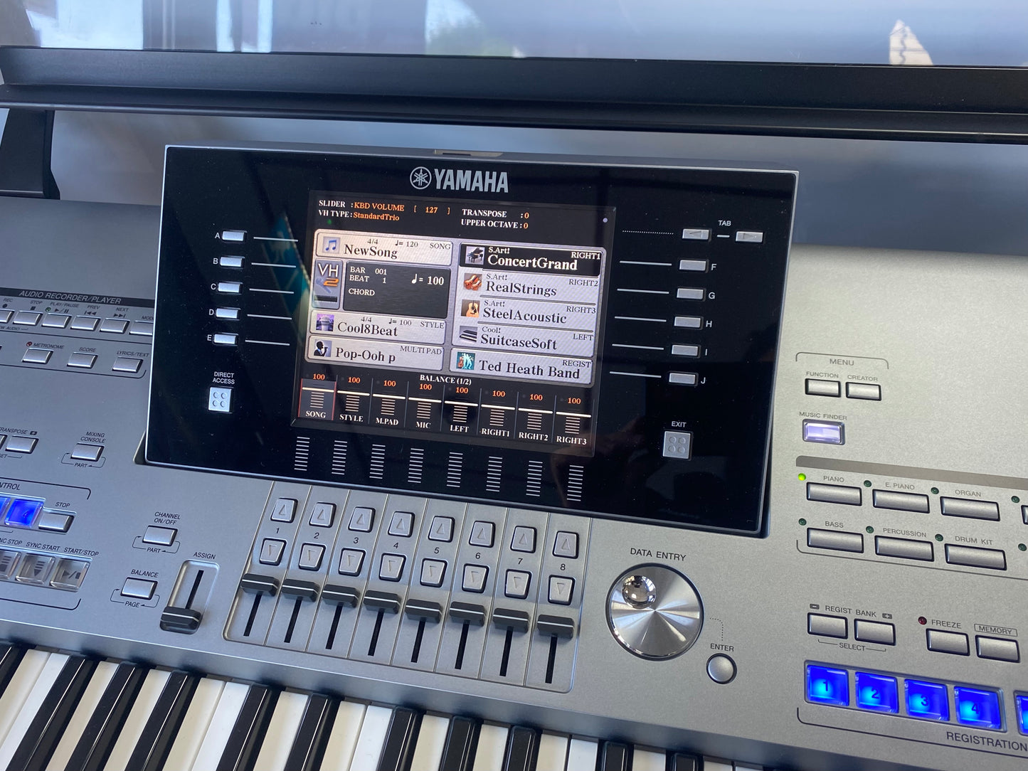 USED Tyros 5 61 Note Workststion Keyboard with Speakers