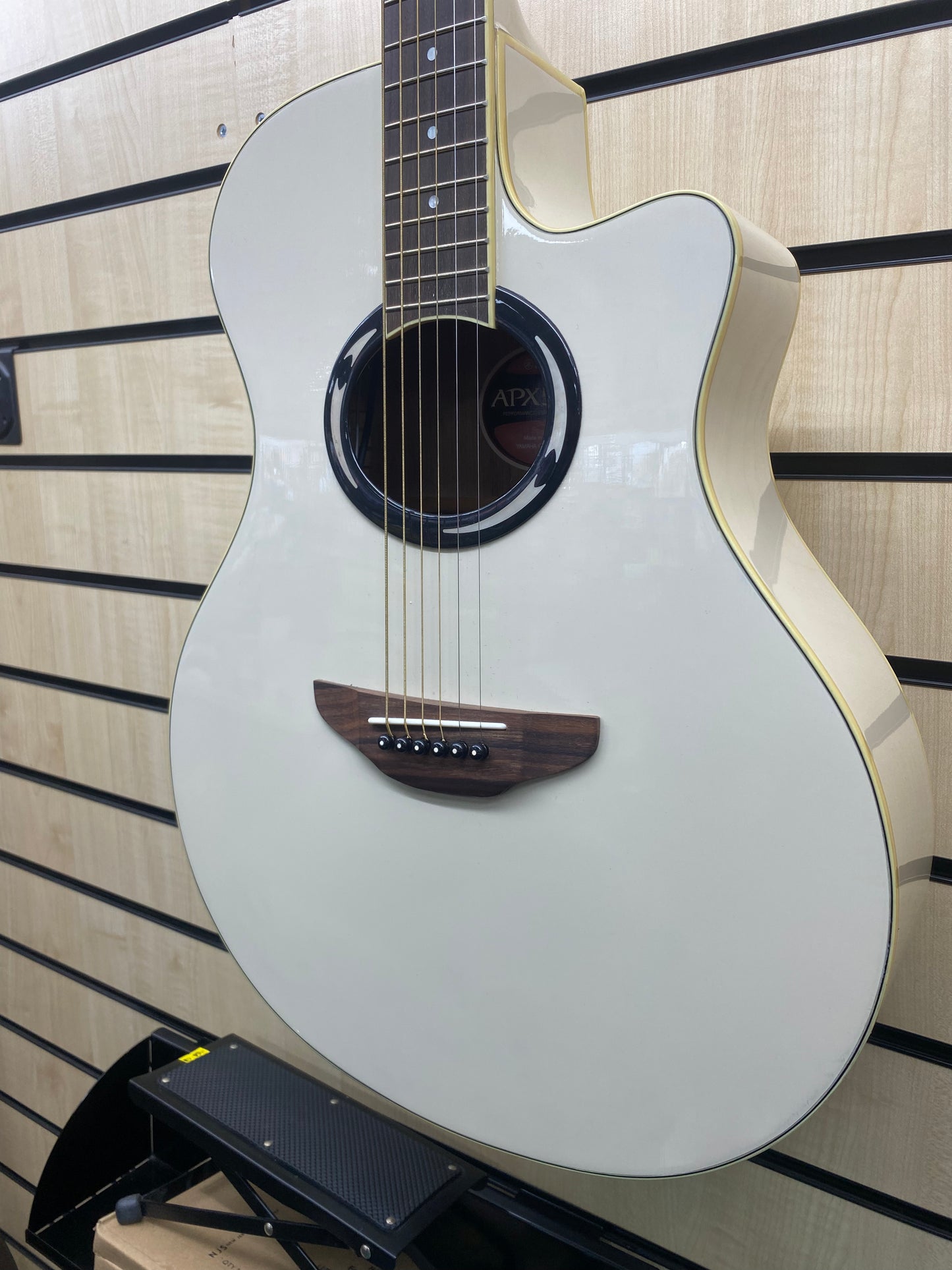 Yamaha APX500II Electro Acoustic Guitar in Cream