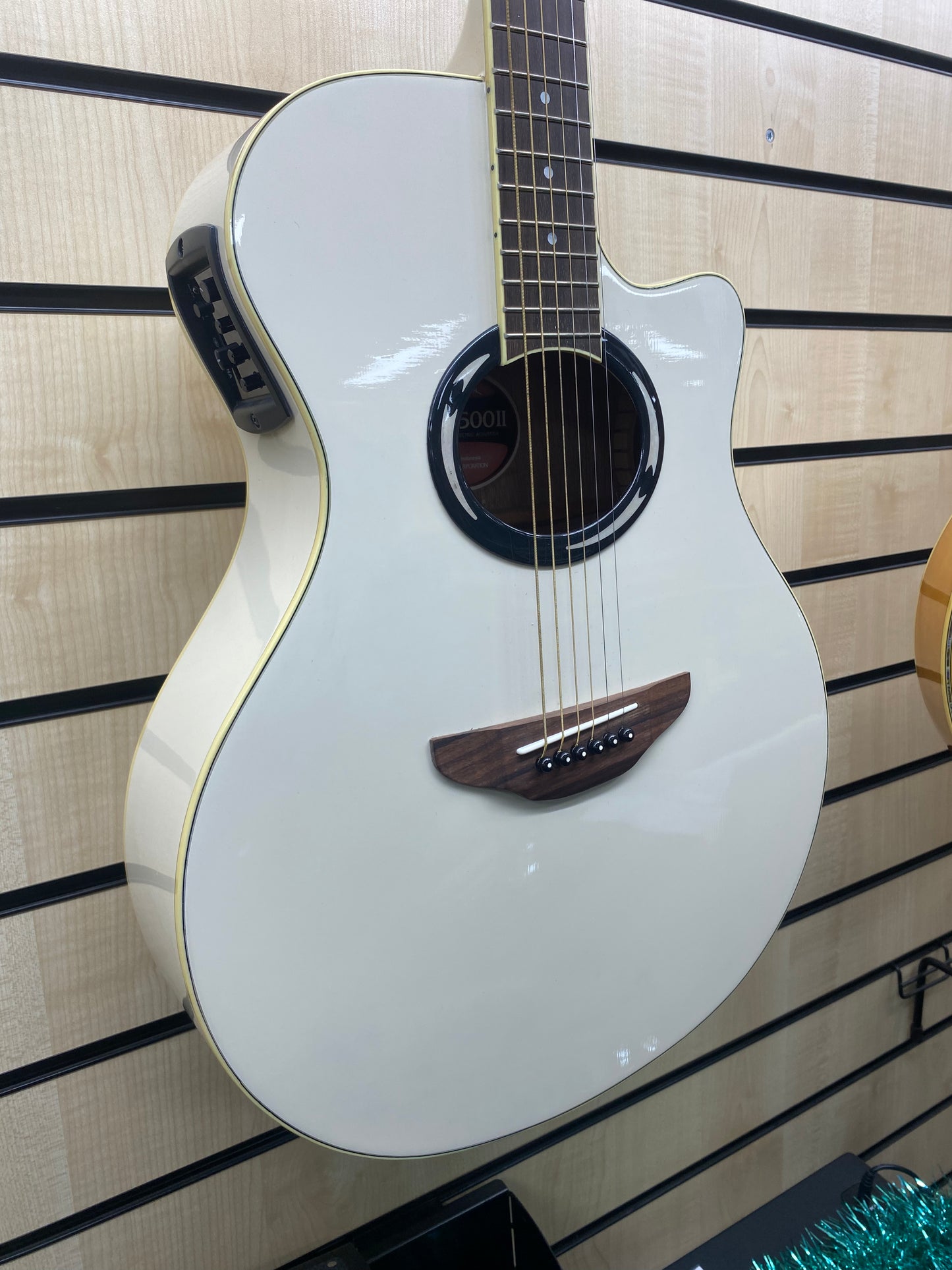 Yamaha APX500II Electro Acoustic Guitar in Cream