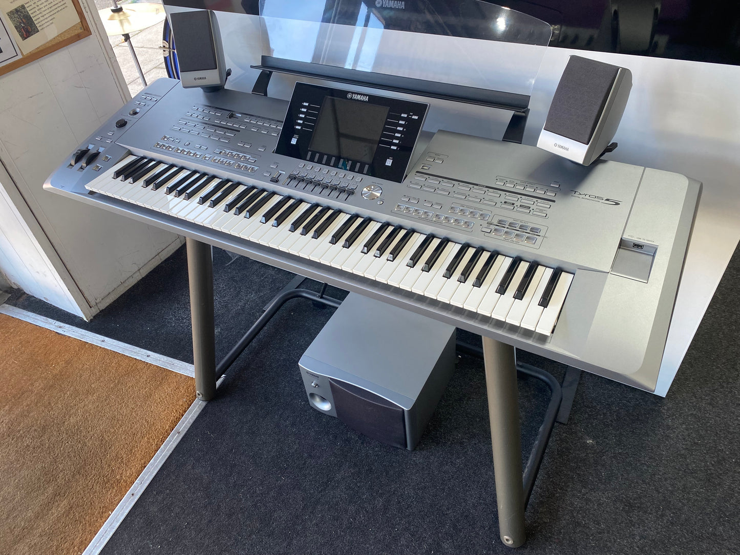 USED Tyros 5 76 Note Arranger Keyboard with Speakers