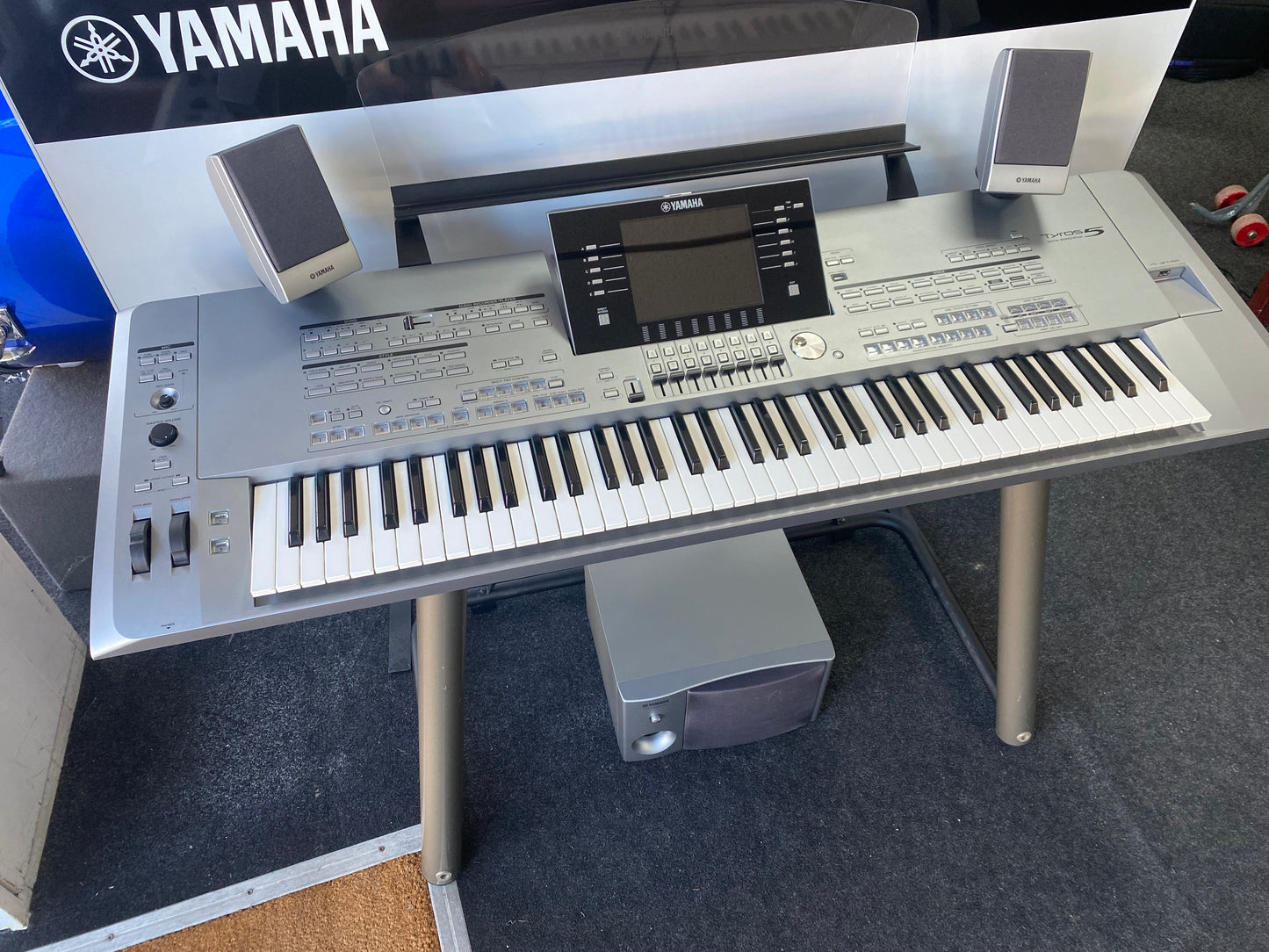 USED Tyros 5 76 Note Arranger Keyboard with Speakers