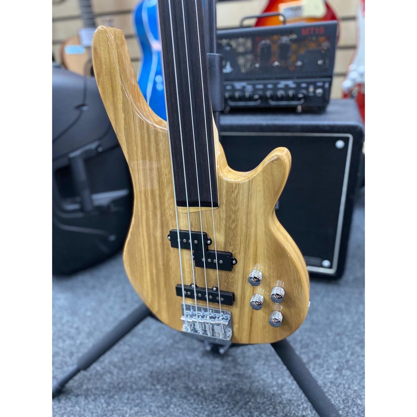 Fretless 4 String 'gear4music Chicago' Bass Guitar - Natural