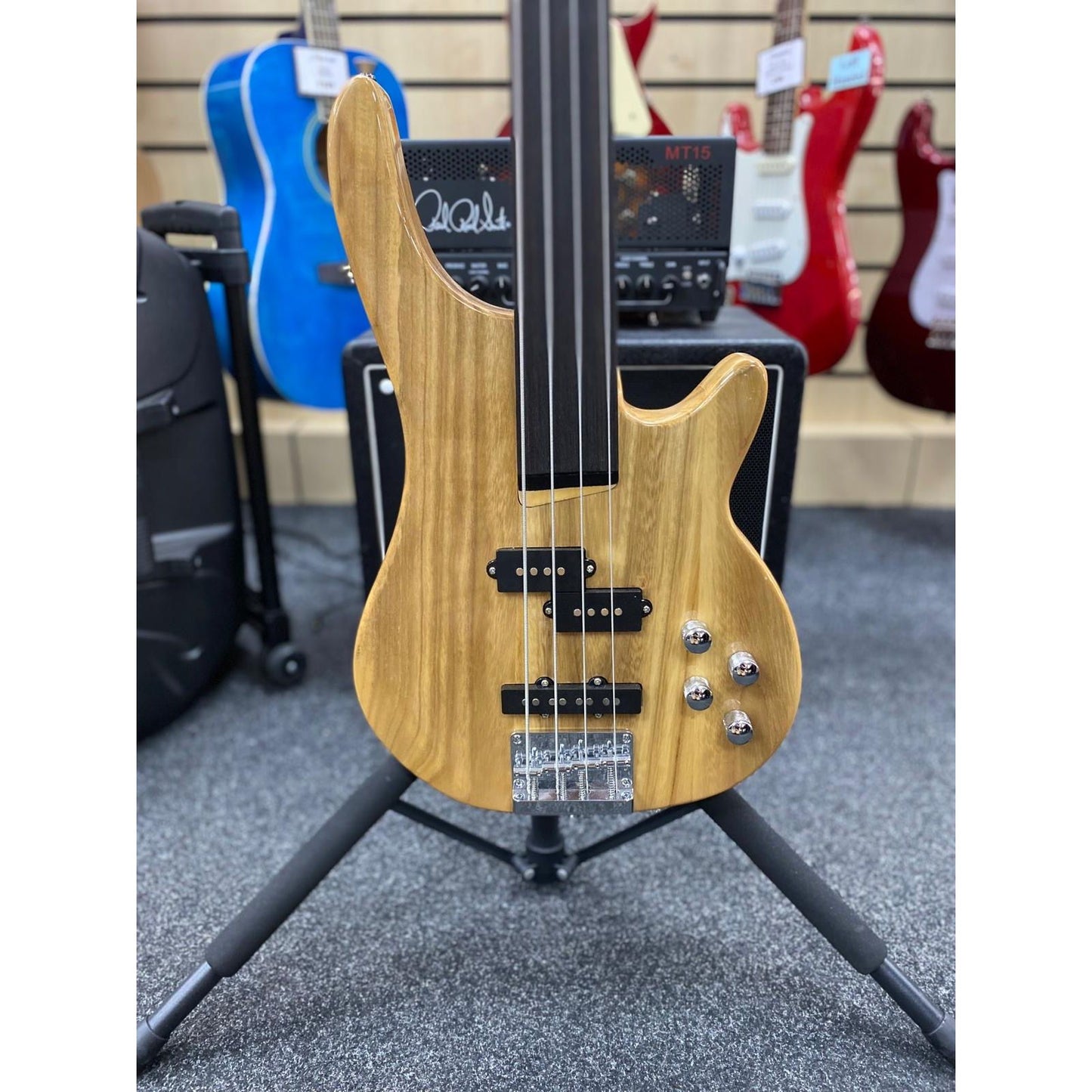 Fretless 4 String 'gear4music Chicago' Bass Guitar - Natural