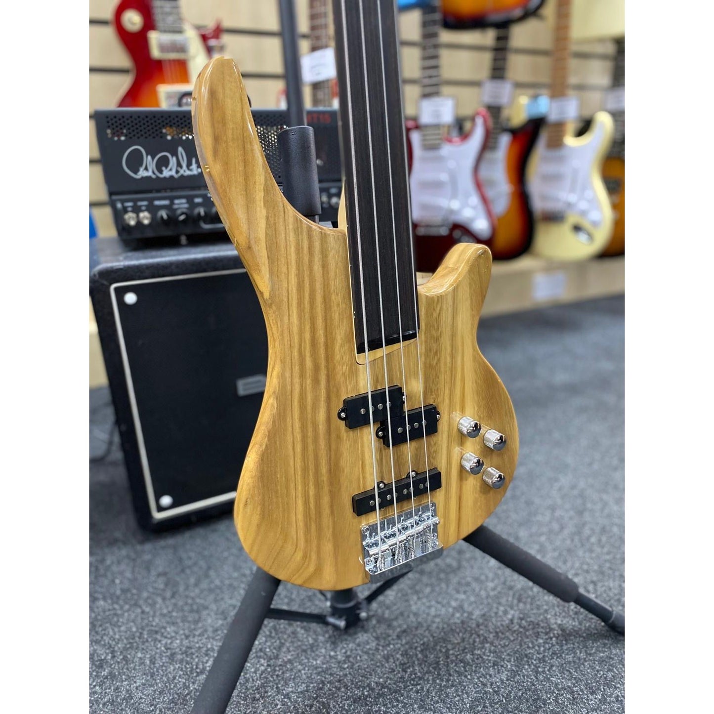 Fretless 4 String 'gear4music Chicago' Bass Guitar - Natural